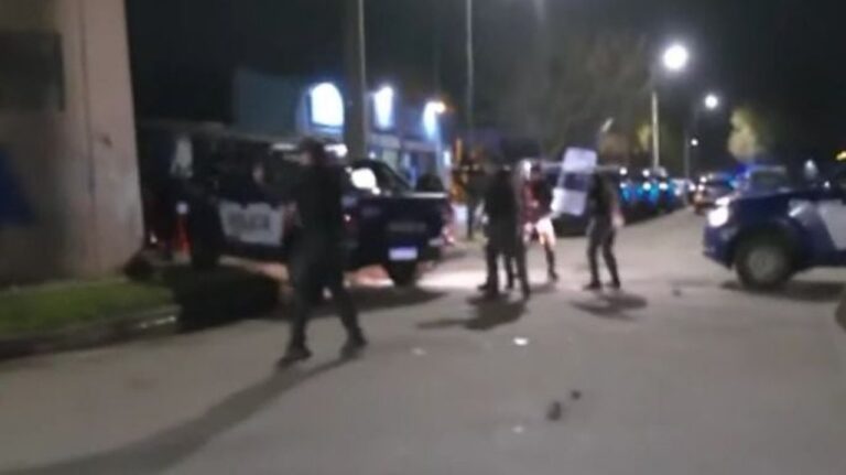 Caso Agostina: Incidentes entre la policía y vecinos que manifestaron ante la comisaría