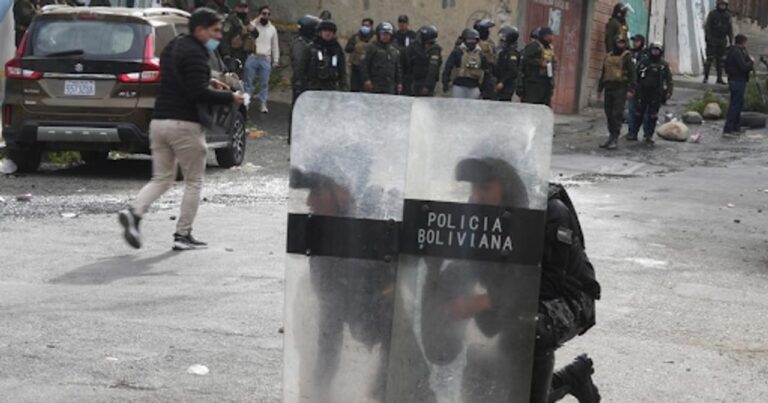 Bolivia: choques entre manifestantes y policías en el centro de La Paz
