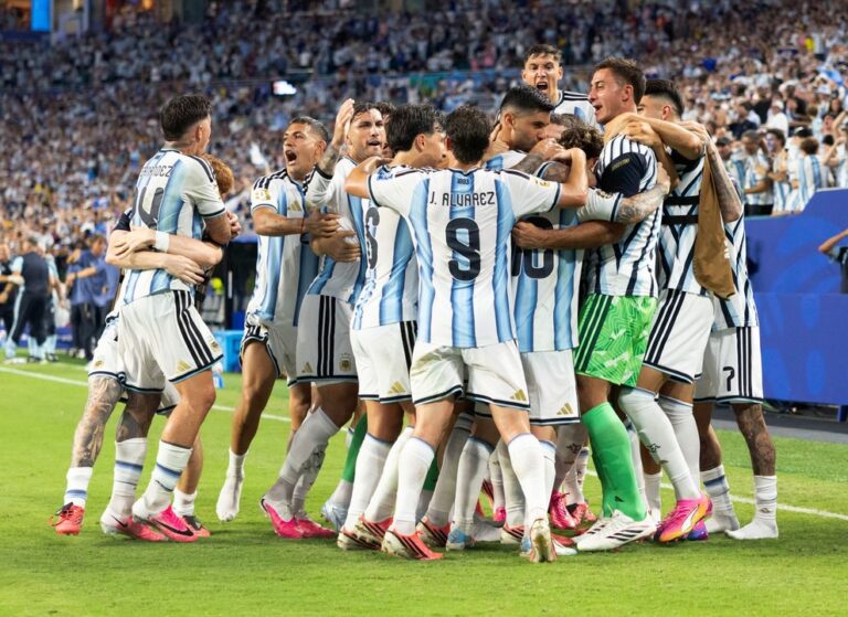 Lionel Messi y Lisandro Martínez, los mejores batalladores en el complejo triunfo argentino