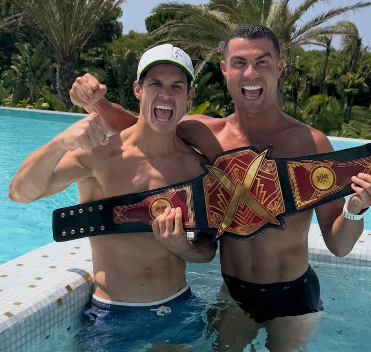 Edu Aguirre celebró su triunfo ante Gastón Edul en La Velada del Año junto a Cristiano Ronaldo