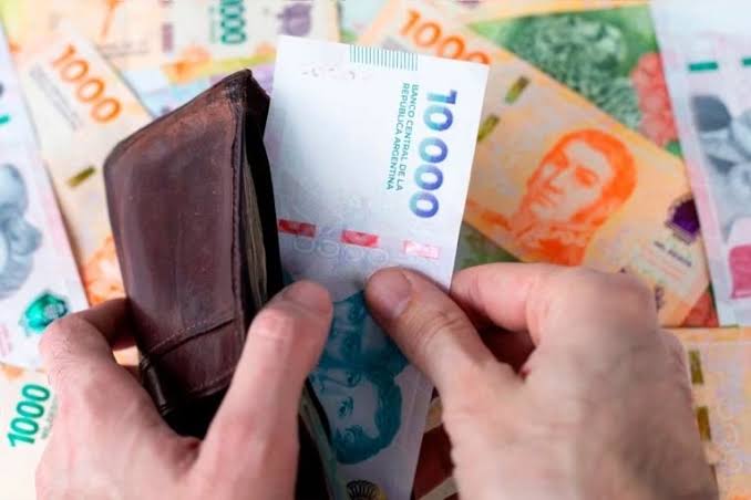 Salarios privados en retroceso: el poder adquisitivo cae por debajo de 2023 y se agrava la pérdida de empleo.
