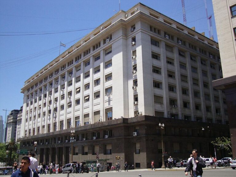 El Gobierno oficializó la flexibilización de los créditos en dólares para empresas no exportadoras