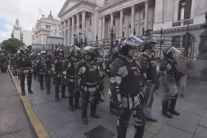 Enfrentamientos frente al Congreso por la protesta contra la Ley de Tierras