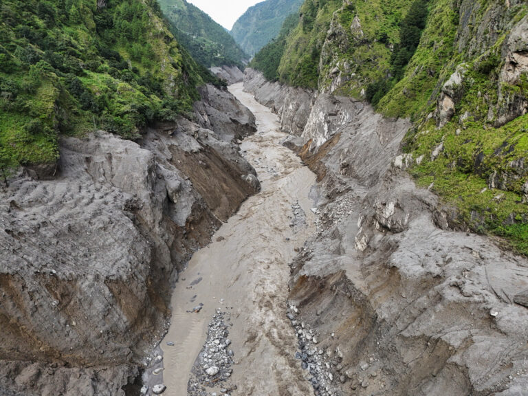“Subsuelo congelado y grietas: claves del derrumbe en Nepal”